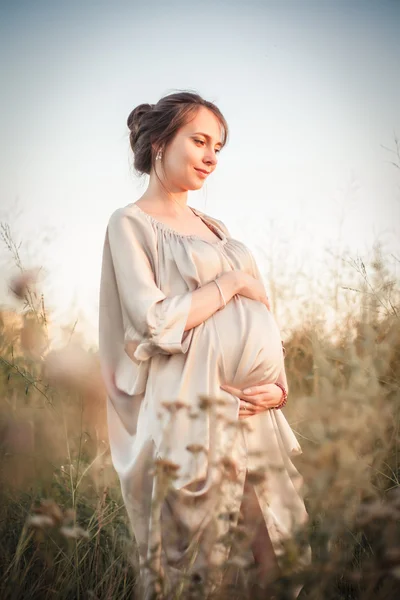 Portret kobiety w ciąży w zachodzie słońca lekkim — Zdjęcie stockowe