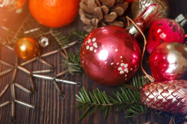 Vintage Noel süsler, ağaç dalları ve diğer süslemeleri