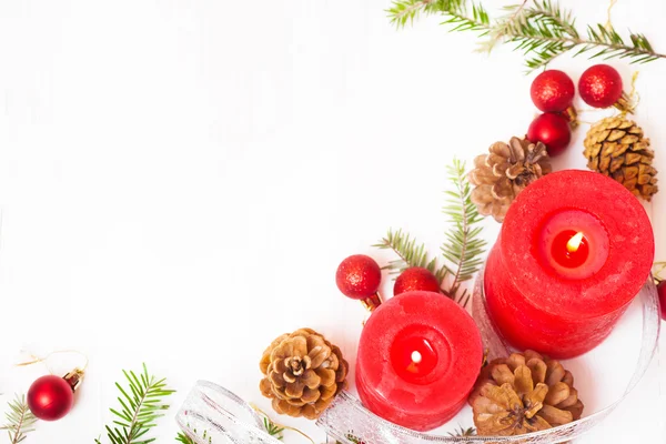 红蜡烛、 冷杉的枝条和圣诞装饰品 — 图库照片