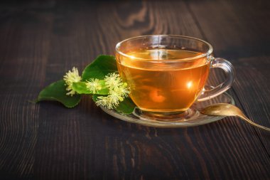 bir cam bardak ıhlamur çayı.