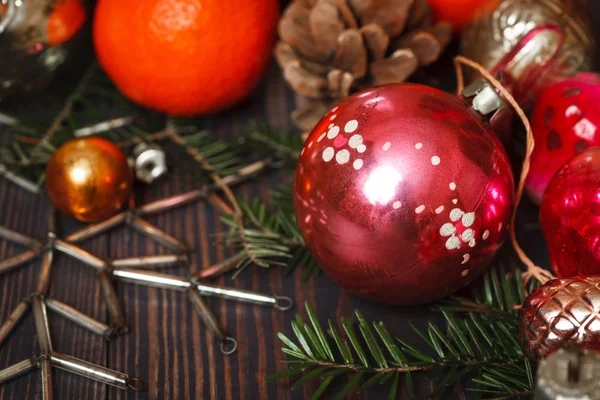 Enfeites de Natal vintage, galhos de árvores e outras decorações — Fotografia de Stock