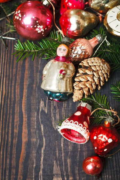 ヴィンテージのクリスマスの装飾、木の枝やその他の装飾 — ストック写真