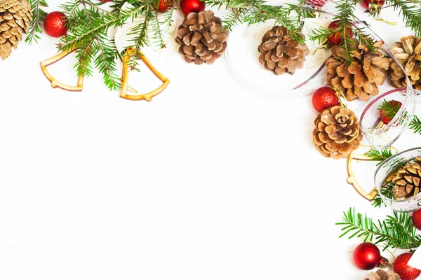 Bolas rojas de Navidad, ramas de abeto y conos — Foto de Stock
