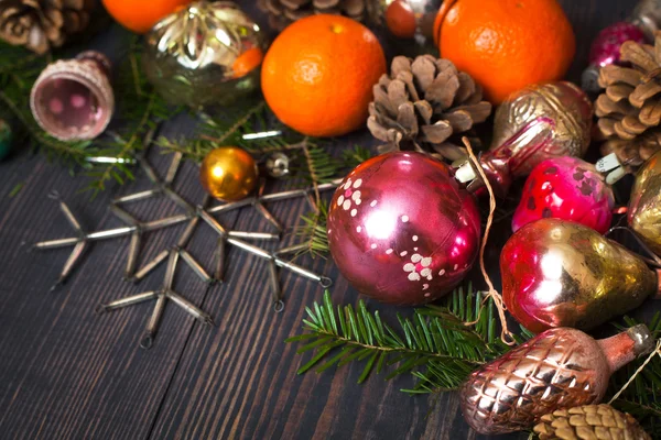 Adornos de Navidad vintage, ramas de árboles y otras decoraciones — Foto de Stock