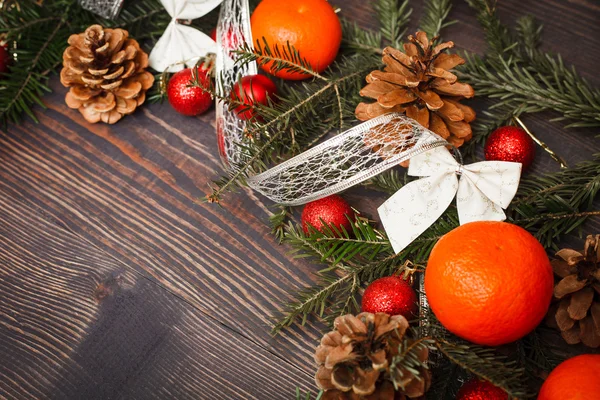 红色圣诞球、 冷杉的枝条和橘子 — 图库照片