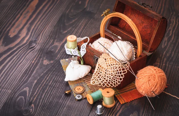 Spoel van draad, vingerhoed en een doos met handwerk — Stockfoto