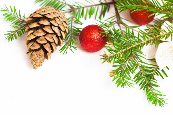 红色圣诞球、 冷杉的枝条和视锥细胞 — 图库照片