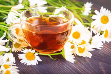 Şeffaf bir bardak papatya çayı. Bitkisel Tıp kavramı.