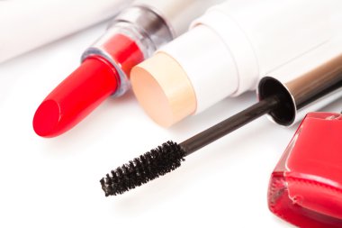 Beyaz bir arka plan üzerinde kozmetik makyaj