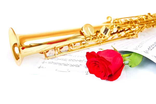 Muzieknoten en saxofoon — Stockfoto