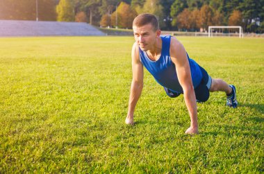 Çim şınav fitness adam.