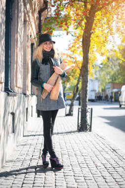 Bir somun ekmek sonbaharda açık havada onun elinde olan güzel kadın