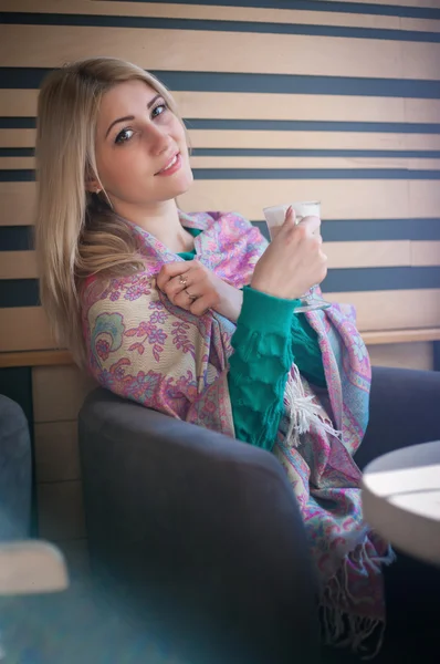 Retrato de cerca de la hermosa mujer con un café —  Fotos de Stock