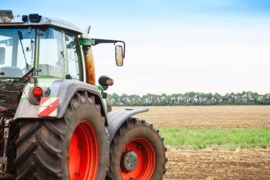 Bir traktör ile kırsal manzara