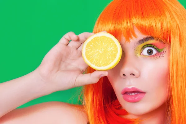 在工作室特写与柠檬红头发女人的画像. — 图库照片
