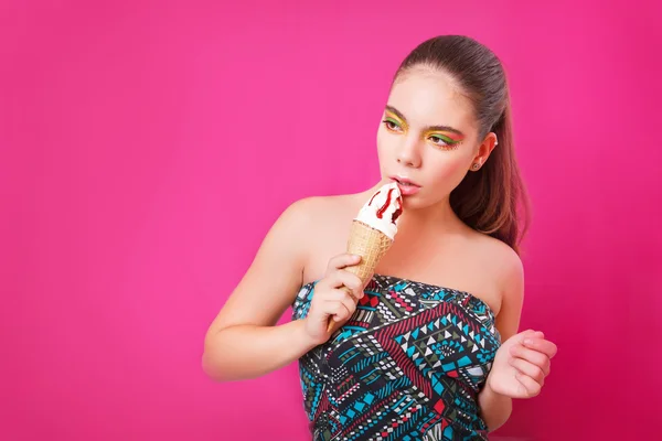 Portrait of beautifull woman with ice cream over pink background. — Stock fotografie