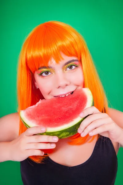 Portret van roodharige vrouw in studio close-up met watermeloen. — Stockfoto