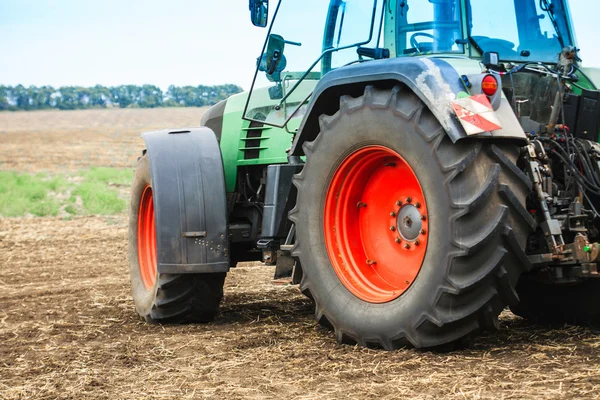 Landelijke omgeving met een trekker — Stockfoto