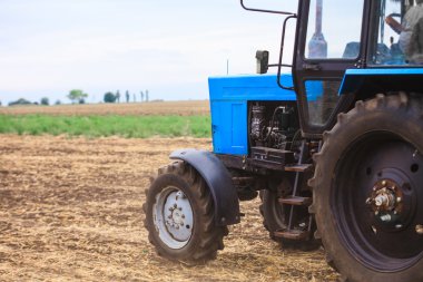 Bir alandaki eski mavi traktör