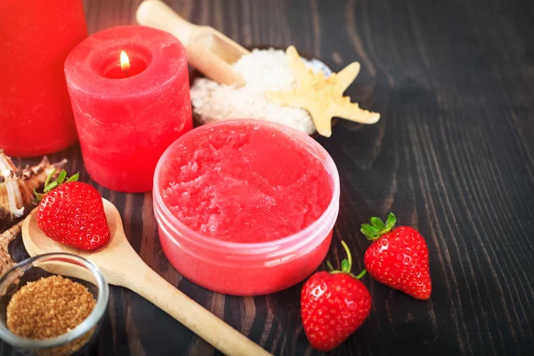 Erdbeer-Körperpeeling mit braunem Zucker und Meersalz — Stockfoto