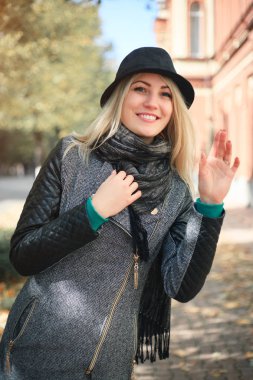 Sokakta sevimli genç bir kadın portresi