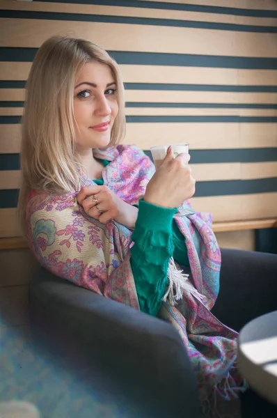 Retrato de cerca de la hermosa mujer con un café —  Fotos de Stock