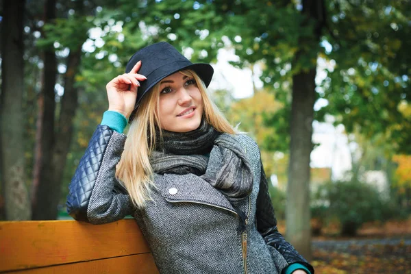 Gorgeous stylish young woman wearing fashionable clothes. — Stock Photo, Image