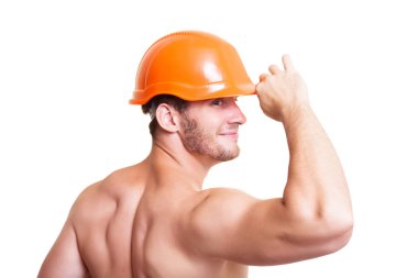 Beyaz arka plan üzerinde izole bir kask içinde çekici genç adam.