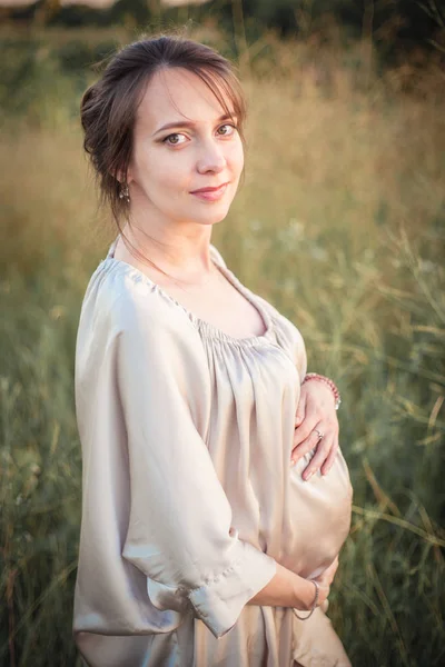 Retrato de uma mulher grávida sobre a natureza — Fotografia de Stock