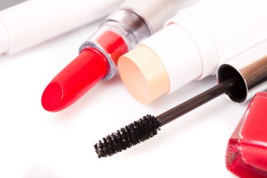 Beyaz bir arka plan üzerinde kozmetik makyaj