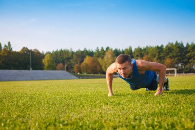 Çim şınav fitness adam.