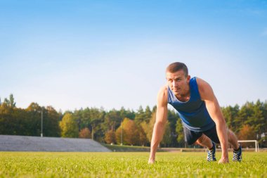 Çim şınav fitness adam.