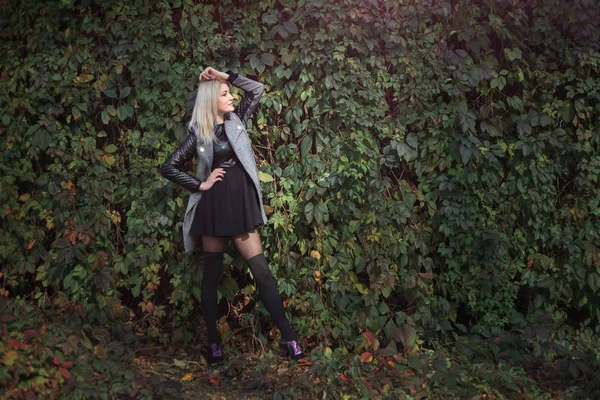 Привлекательная молодая женщина на фоне листьев плюща — стоковое фото