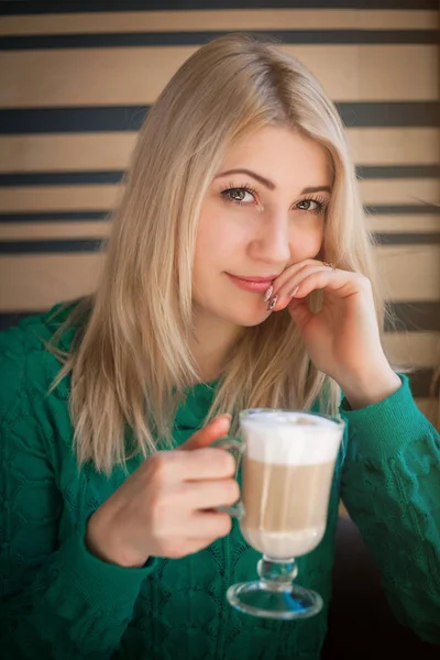 Retrato de cerca de la hermosa mujer con un café —  Fotos de Stock