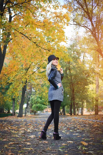 Gorgeous stylish young woman wearing fashionable clothes. — Stock Photo, Image