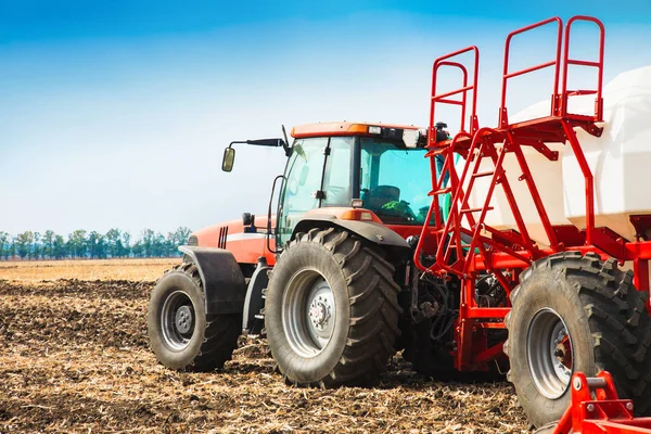 Traktor mit Panzern auf dem Feld. Landmaschinen und Landwirtschaft. — Stockfoto