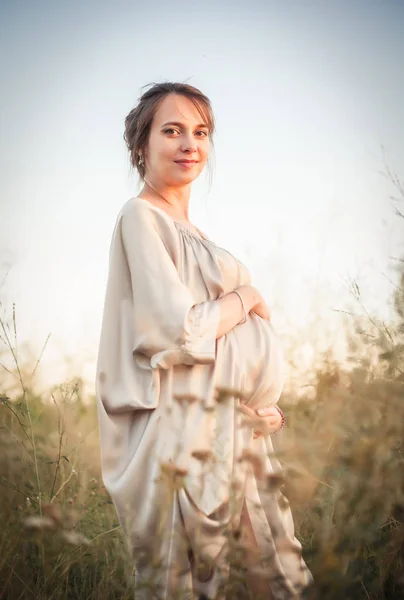 Portrait of a pregnant woman in the sunset light — Stock Photo, Image