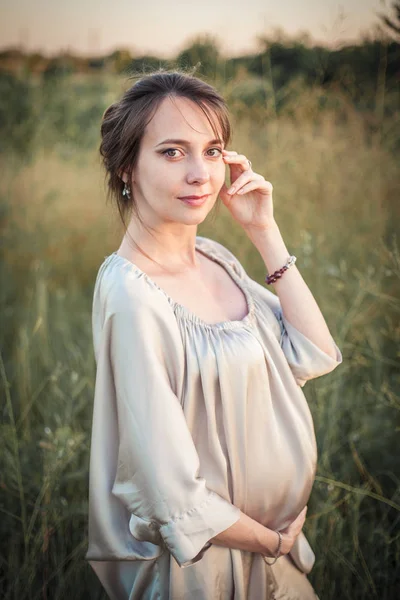 Portrét těhotné ženy na povaze — Stock fotografie