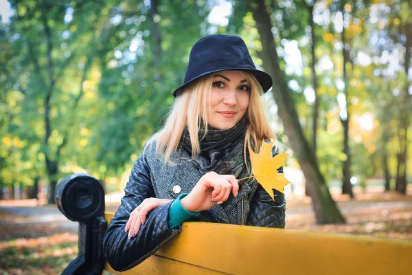 Gorgeous stylish young woman wearing fashionable clothes. — Stock Photo, Image