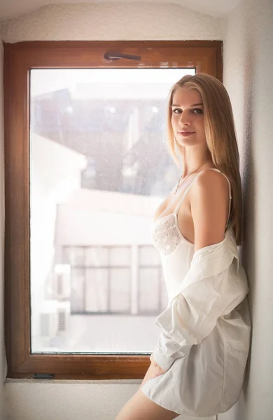 Schöne verführerische Frau in Unterwäsche und weißem Hemd. — Stockfoto