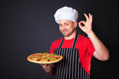elinde bir pizza ile mutlu çekici cook portresi