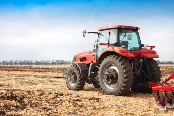 Red tractor in the field on a bright sunny day. — Stock Photo, Image