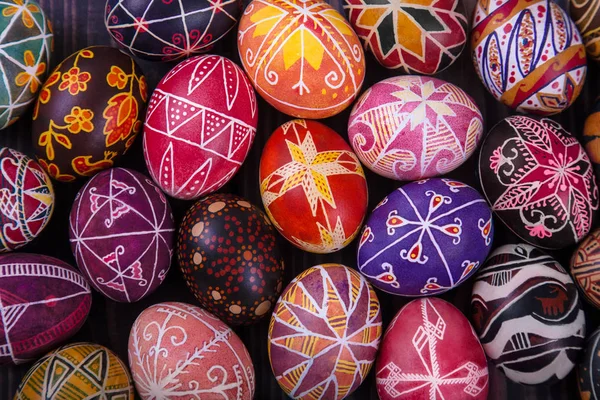 Mix di uova di Pasqua con i disegni tradizionali . — Foto Stock