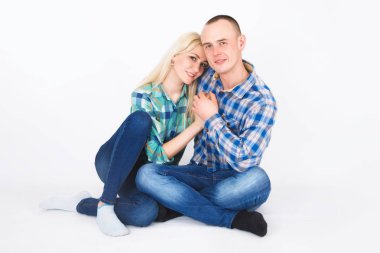 katta oturan genç Romantik Çift.