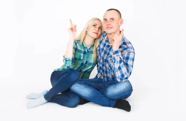 Romântico jovem casal sentado no chão . — Fotografia de Stock