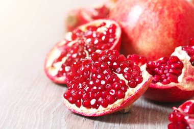 Bir tabloda dilimlenmiş nar kapatın