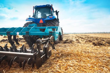 Güneşli bir alanda modern traktör.