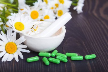 Papatya çiçeği ve yeşil phytotherapeutic kapsül