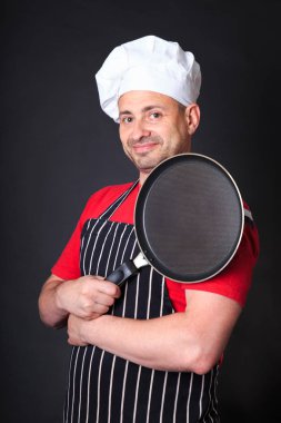 Bir tava ile olumlu Şef stüdyo çekim.