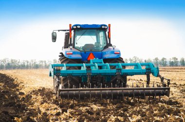 Güneşli bir alanda modern traktör.